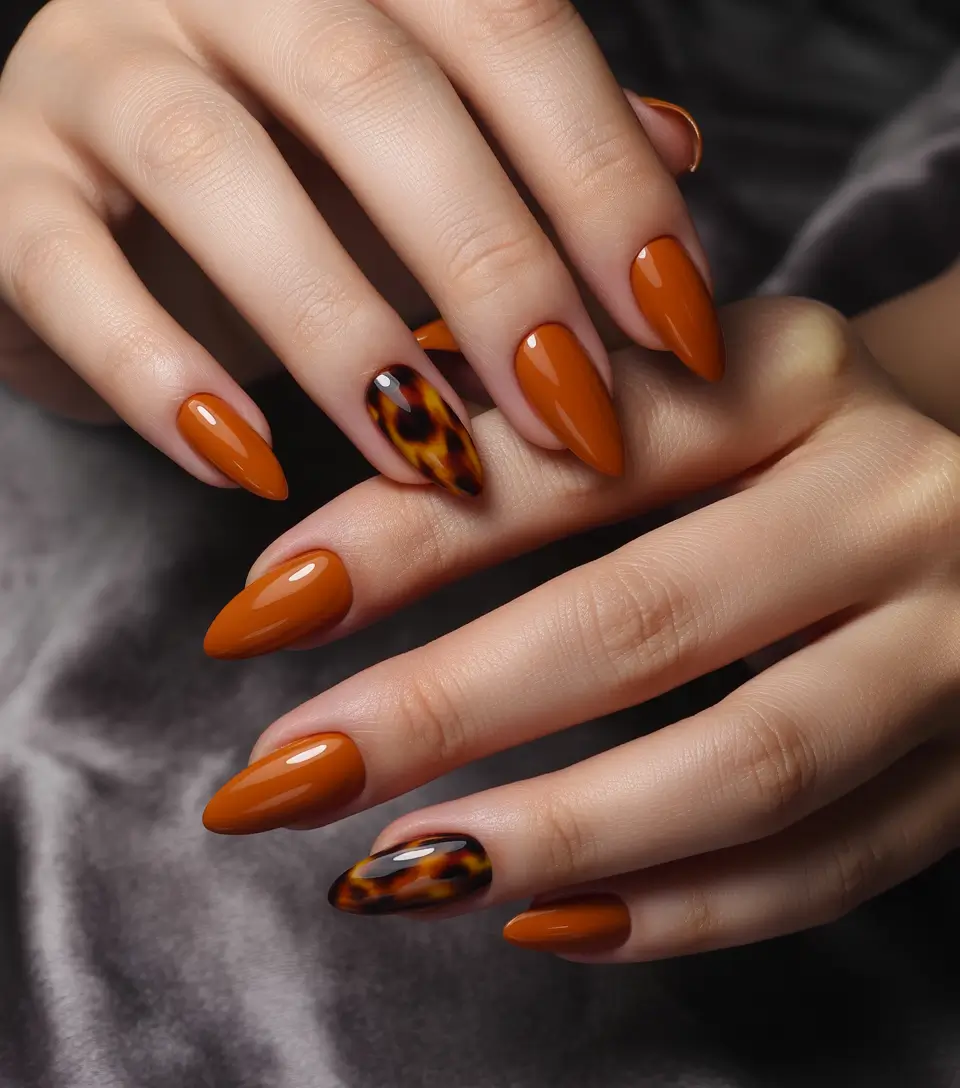Stylish Brown Fall Nails 2025 – Burnt Caramel Tortoiseshell Nails